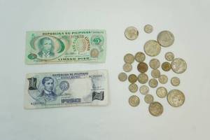 lot 558 image: foreign currency