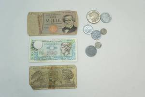 lot 560 image: foreign currency