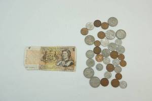 lot 562 image: foreign currency