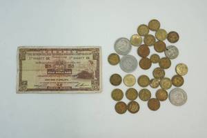 lot 565 image: foreign currency