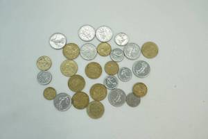 lot 559 image: foreign currency