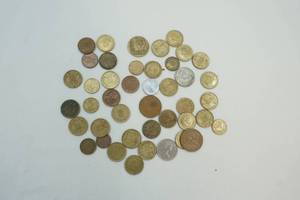 lot 563 image: foreign currency