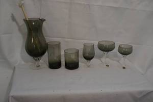 lot 588 image: Saskia hand crafted glass drinking set