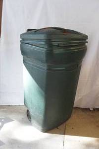 lot 606 image: Rubbermaid trash container