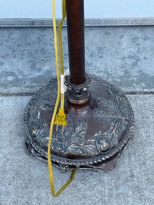 lot 3 image: Mid Century Floor Lamp