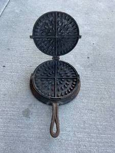 lot 25 image: Vintage Marked Cast Iron Waffle Maker
