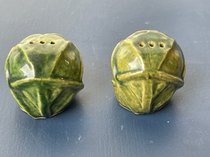 lot 85 image: Rosemeade Pottery SaltPepper Shakers