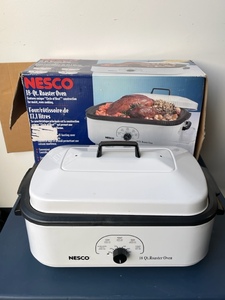 lot 101 image: 18 Quart Roaster Oven