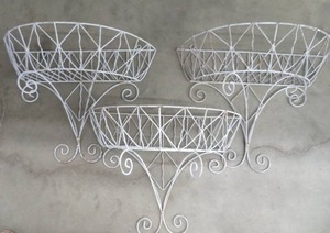 3 WIRE WALLFENCE HANGING PLANTERS