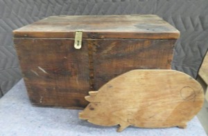 ANTIQUE WOODEN BOX