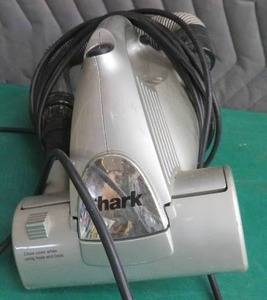 SMALL SHARK VACUUM