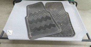 2 FLOOR MATS & ELEVATED PET BED