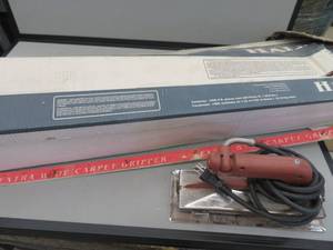 BOX OF FLOOR TACK STRIPS & ROBERTS CARPET IRON
