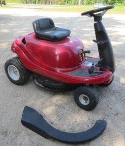 CRAFTSMAN YARD BUG RIDING LAWNMOWER.
