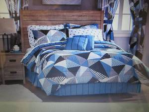 lot 113 image: Headliner Bedroom Set - Queen open ...