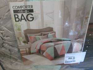 lot 114 image: Madison Park Essentials Skylar Reve...