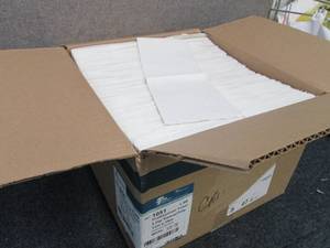 lot 320 image: Case of 500 Tidi Dental Bibs 2ply...