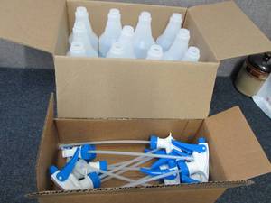 lot 362 image: 11- 32 oz Plastic Bottles with Spra...