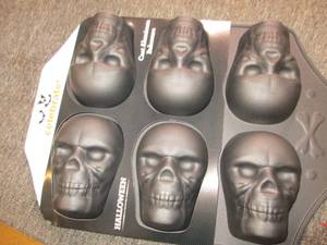 4 new skull bakeware pans...