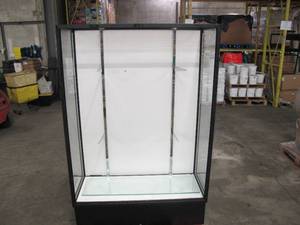 lot 424 image: Glass Display Unit with Shelves and Doors - No Lock Mechanism