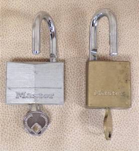 lot 1 image: 2 HEAVY DUTY LOCKS WITH KEYS