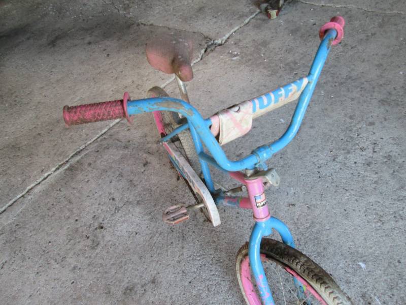Huffy Maui girls bicycle, needs air...