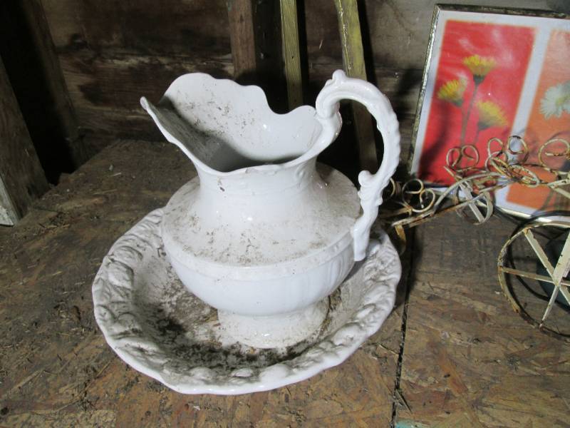 Vintage wash basin, ornate metal tr...