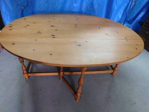 lot 6 image: Solid wood table with 2 leafs