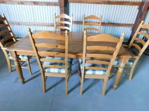lot 8 image: Dinette set with 6 chairs