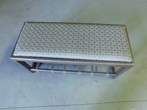 lot 17 image: Solid upholstered bench