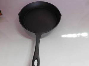 lot 26 image: New - John Wayne cast iron skillet with box