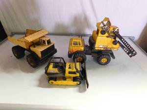 lot 27 image: 3 Tonka trucks
