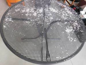 lot 102 image: Round metal patio table