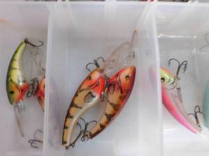lot 172 image: Plastic tackle box with fishing lures