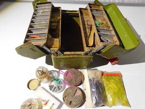 lot 186 image: Vintage Simonsen metal tool box with fishing tackle