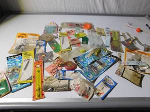 lot 195 image: Box of fishing tackle