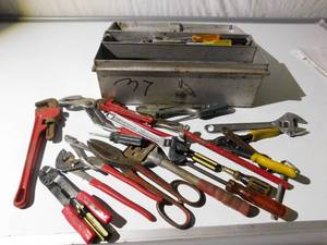 lot 199 image: Metal tool box full of tools