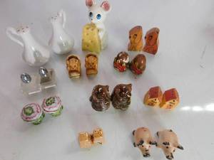 lot 208 image: Wood and ceramic salt & pepper shakers