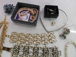 lot 218 image: Flat of jewelery