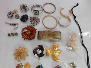 lot 220 image: Flat of jewelery