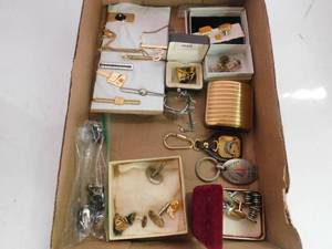 lot 221 image: Flat of jewelery