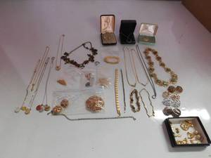 lot 226 image: Flat of jewelery