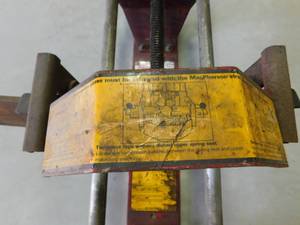lot 229 image: Strut spring compressor