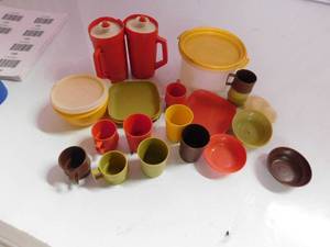 lot 233 image: Childrens tupperware