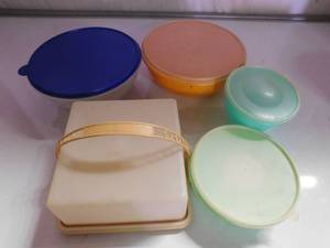lot 236 image: Tupperwear bowls and desert holder