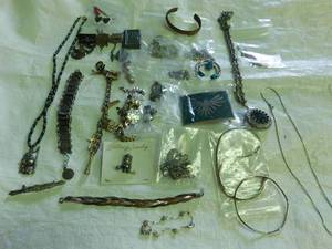 lot 223 image: Flat of jewelery