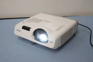 lot 30 image: Epson PowerLite 530 XGA 3LCD Short-Throw Video  Classroom - Business & Home Theater Projector System