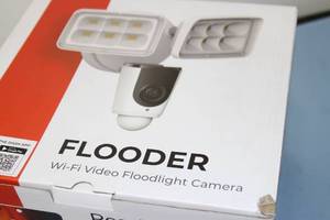 lot 11 image: ICRealTime IC Real Time Dash Flooder Outdoor Floodlight Flood Light Full HD Wi-Fi Surveillance Camera with Built-in Mic & Speaker
