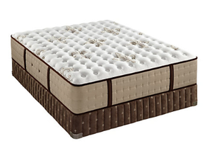 lot 9 image: Brand New Stearns & Foster Signature Series Lily Rose Luxury Plush Queen Mattress