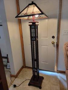 lot 03 image: Gorgeous 67Tiffany-Style Mission Floor Lamp $500 Value